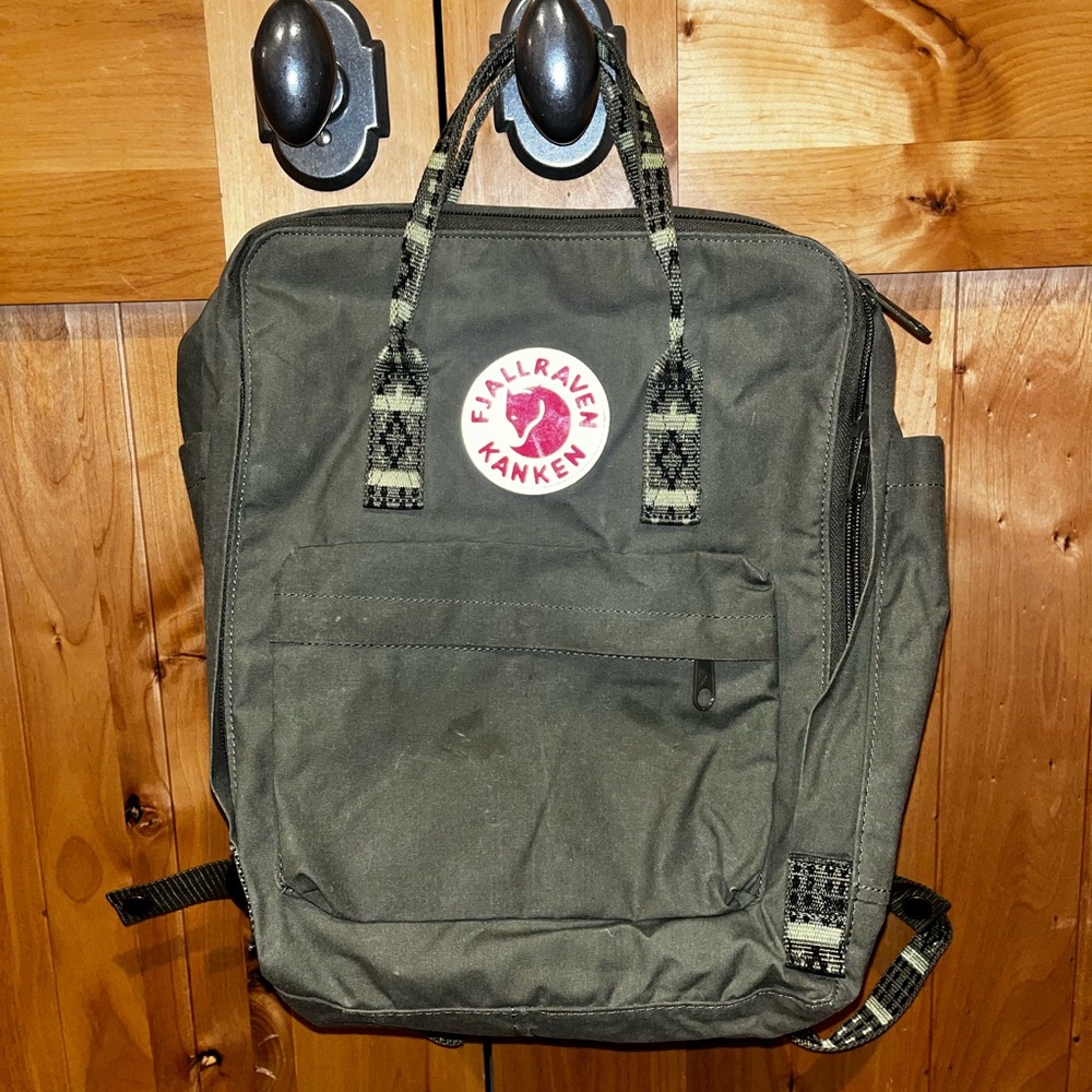Standard size fjallaraven Kanken backpack